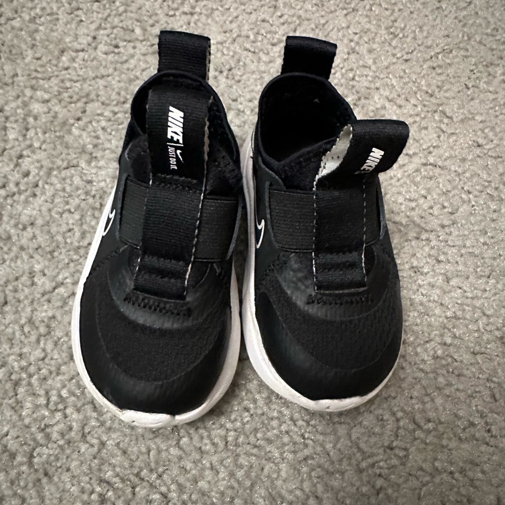 Nike Boys Flex Runner 3 Sneakers.